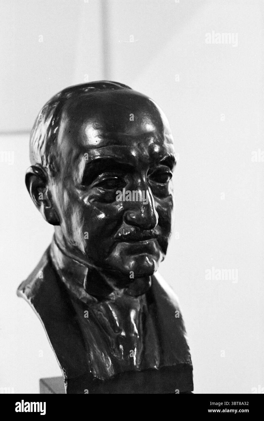 Busto di uomo anziano (con collare "parricide"), Whizgle News, Dutch Desk, Paesi Bassi, 1950 - 2000 il 06-11-1979. L'immagine contiene questi argomenti. La scena presenta un suggestivo busto in bronzo di un individuo distinto, caratterizzato da una meticolosa maestria artigianale. Il busto viene riprodotto con dettagli raffinati, evidenziando le caratteristiche forti del soggetto, come una fronte prominente, occhi espressivi e baffi ben definiti. La scultura cattura un'aria di serietà e contemplazione, suggerendo una ricca personalità. La superficie del bronzo è lucidata, riflettendo la luce in un modo che accentua Foto Stock Busto di uomo anziano (con collare "parricide"), Whizgle News, Dutch Desk, Paesi Bassi, 1950 - 2000 il 06-11-1979. L'immagine contiene questi argomenti. La scena presenta un suggestivo busto in bronzo di un individuo distinto, caratterizzato da una meticolosa maestria artigianale. Il busto viene riprodotto con dettagli raffinati, evidenziando le caratteristiche forti del soggetto, come una fronte prominente, occhi espressivi e baffi ben definiti. La scultura cattura un'aria di serietà e contemplazione, suggerendo una ricca personalità. La superficie del bronzo è lucidata, riflettendo la luce in un modo che accentua Foto Stock
