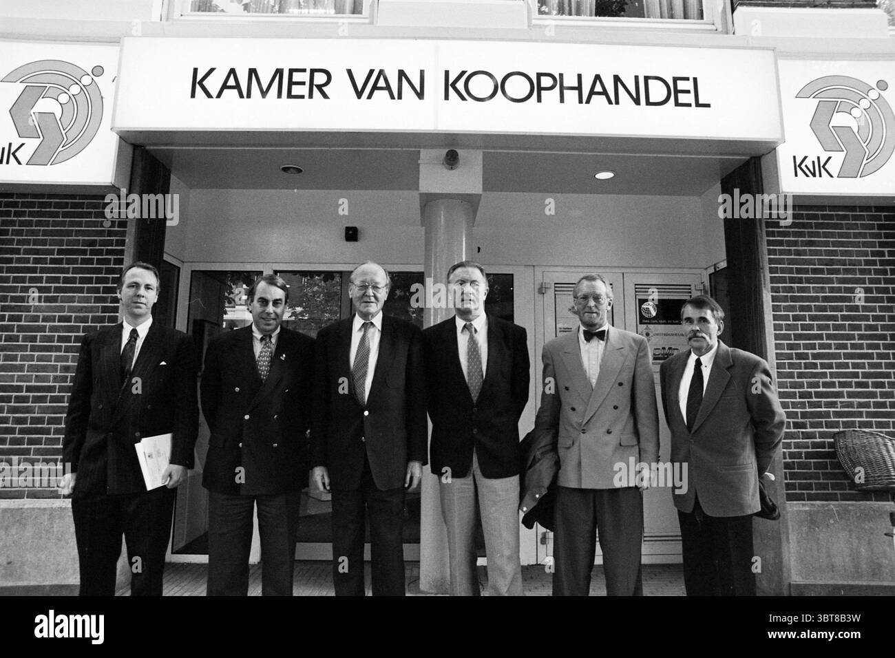 Sei uomini di fronte all'edificio della camera di commercio di Nassauplein 2-8 ad Haarlem. La seconda da sinistra è A.L.F.M. testa presidente della camera di commercio e delle fabbriche per Haarlem e le zone circostanti. Haarlem Nassauplein Paesi Bassi, Whizgle News, Dutch Desk, Paesi Bassi, 1950 - 2000 il 02-11-1993. L'immagine mostra questi argomenti. La scena raffigura un gruppo di sei uomini in piedi di fronte a un edificio dal design moderno. Si vestono in abiti formali, indossando abiti e cravatte, che trasmettono un senso di professionalità e importanza. Gli uomini sono vicini, con il SM Foto Stock