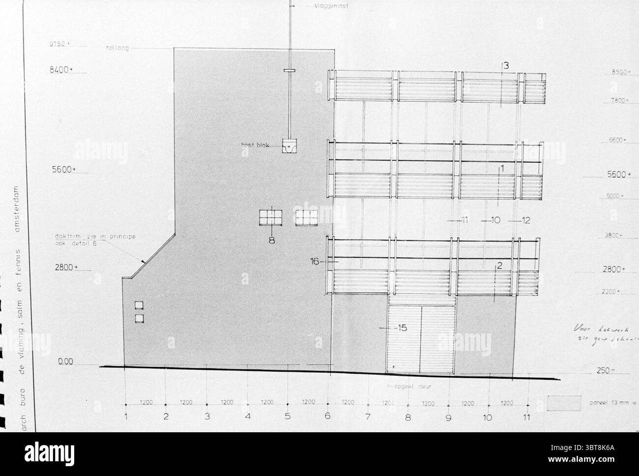 Disegno di costruzione per il nuovo ufficio Staatsvissershavenbedrijf IJmuiden Paesi Bassi, Whizgle News, Dutch Desk, Paesi Bassi, 1950 - 2000 al 29-08-1980. Questi sono gli elementi dell'immagine. La scena presenta una pianta architettonica resa in monocromia, caratterizzata da linee pulite e un layout strutturato. La composizione è dominata da una prominente forma verticale, che somiglia ad un moderno design di edificio. Sul lato sinistro, una struttura solida si innalza con un contorno pronunciato, mostrando divisioni orizzontali che suggeriscono più livelli. Le finestre sono indicate da forme rettangolari a un'altezza variabile Foto Stock