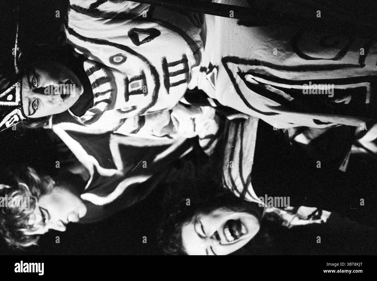 Teatro Opera Stairs, Whizgle News, Dutch Desk, Paesi Bassi, 1950 - 2000 dal 01-06-1995. L'immagine include questi argomenti. La scena presenta tre personaggi impegnati in una performance drammatica, catturati con tonalità di bianco e nero che migliorano l'intensità emotiva. La persona in primo piano è vestita con un grande costume teatrale adornato da motivi vorticosi e forme astratte, prevalentemente in bianco e nero. Il loro volto è dipinto in uno stile contrastante, enfatizzando le loro caratteristiche e aggiungendo alla teatralità generale del momento. Un copricapo con paillettes brilla leggermente Foto Stock