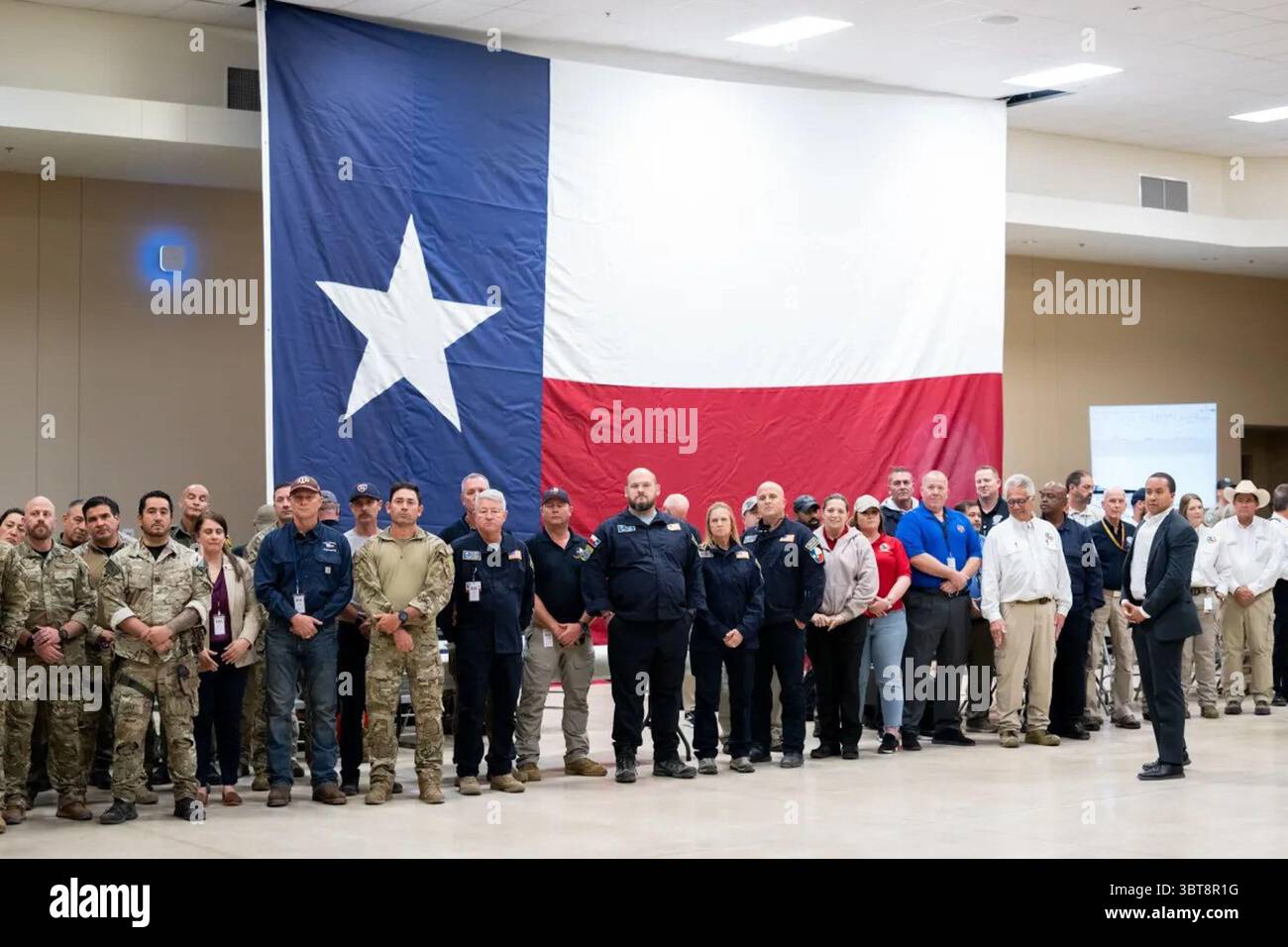 I soccorritori, le forze dell'ordine e i membri della Guardia Nazionale si riuniscono per una foto di gruppo durante gli sforzi di soccorso in caso di inondazione a Kerrville, Texas. 11 luglio 2025. Per gentile concessione della Casa Bianca. Foto Stock