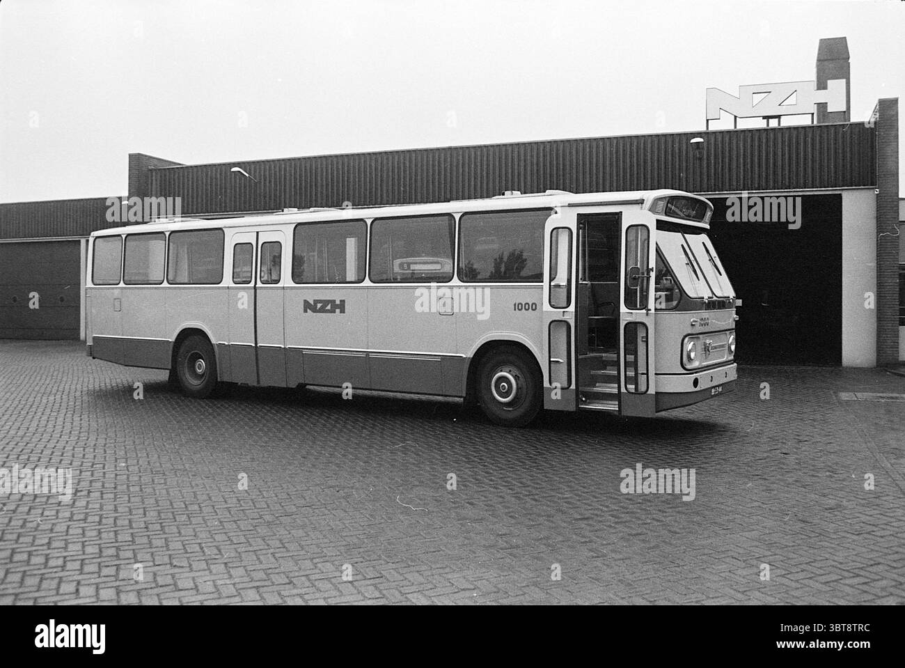 Autobus 1000 N.Z.H. Noord Zuid Hollandse Vervoersmaatschappij N.V. NZ, Whizgle News, Dutch Desk, Paesi Bassi, 1950 - 2000 al 28-06-1968. Questi argomenti sono mostrati nell'immagine. La scena presenta un autobus d'epoca parcheggiato di fronte a un grande edificio industriale. L'autobus ha una forma prominente e allungata, che mostra un design classico caratterizzato dai suoi bordi arrotondati e dalle grandi finestre. Il suo esterno è principalmente dipinto in toni chiari, accentuato da strisce più scure lungo i lati. La parte anteriore del bus è dotata di un parabrezza arrotondato che offre una visuale chiara dell'area del conducente. Intorno all'autobus, il groun Foto Stock