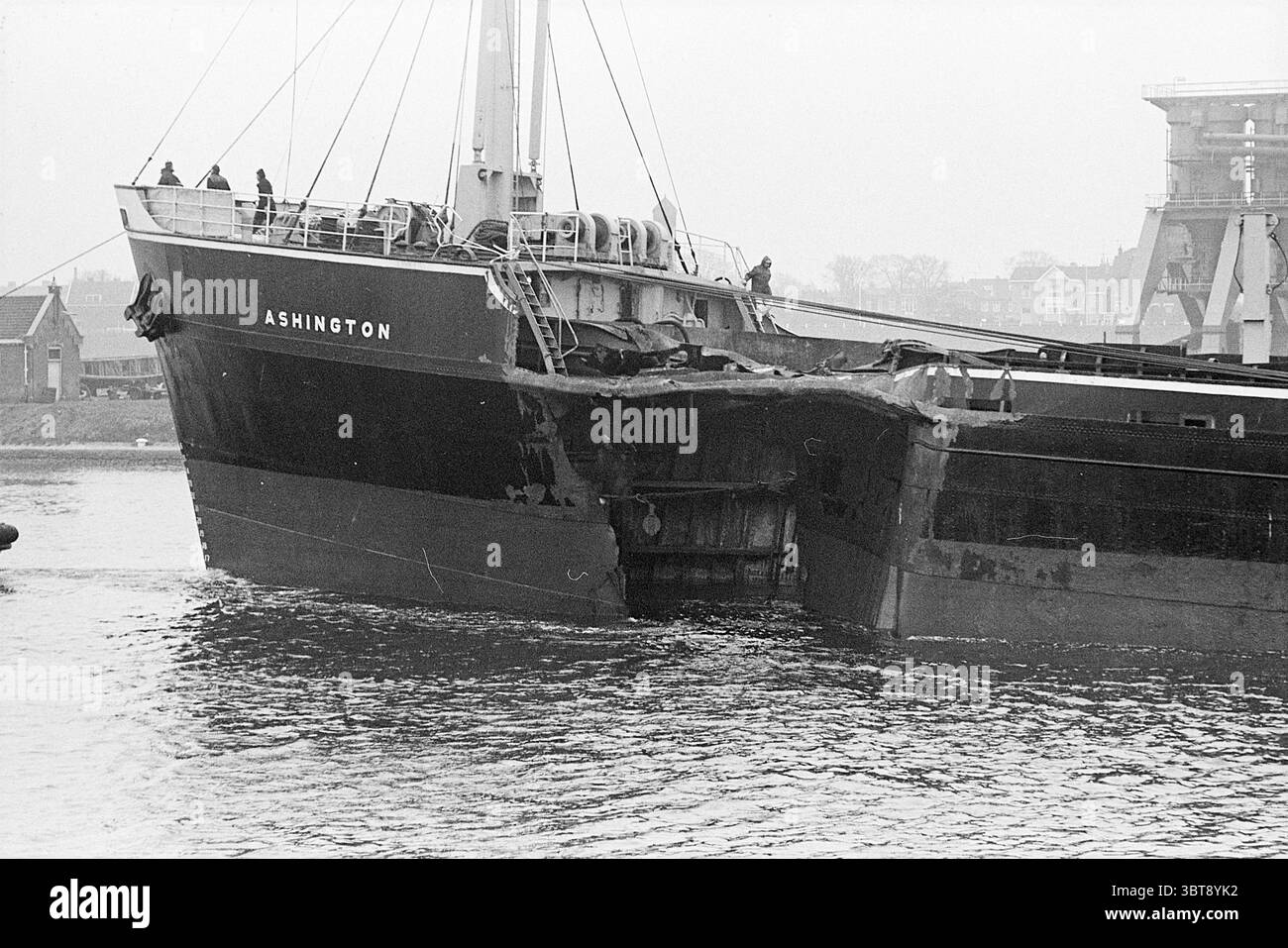 Arrivo Ashington Aldermen, Whizgle News, Dutch Desk, Paesi Bassi, 1950 - 2000 il 03-12-1968. Questi argomenti vengono visualizzati nell'immagine. La scena cattura una grande nave da carico, esposta in modo prominente in un ambiente portuale. La nave è prevalentemente nera, con un ampio scafo che suggerisce una presenza potente. Il suo nome, visibile sullo scafo, aggiunge al carattere della nave. L'acqua è calma, riflettendo la sagoma della nave e contribuendo a creare un'atmosfera serena. Sullo sfondo si possono osservare strutture tipiche di un porto, che fanno pensare a attività affollate appena fuori dalla vista. Il cielo sembra coperto, cas Foto Stock