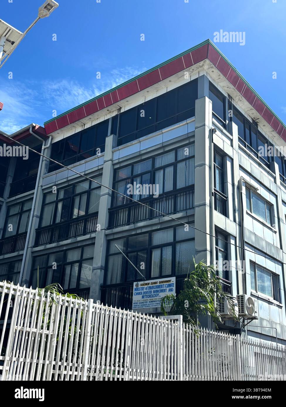 Ministry of Environment, Climate Chage, Disaster Management and Meteorology, Honiara, Guadalcanal, Isole Salomone. Nessuna PR - Immagine stock catturata con smartphone