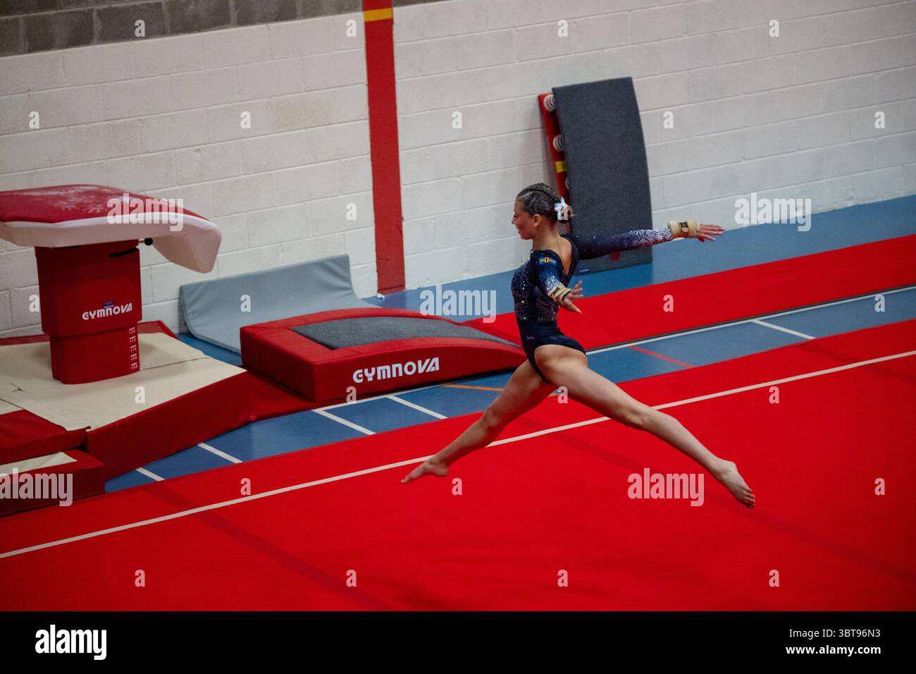 Stromness, Isole Orcadi, Scozia, Regno Unito, 14 luglio 2025. Modifica Virta di Åland sul pavimento. The Gymnastics Set and Team Competition ai Giochi delle Isole Orcadi 2025 a Stromness, Isole Orcadi, Scozia, Regno Unito, il 14 luglio 2025. I Giochi dell'Isola sono eventi multisportivi biennali per piccole comunità insulari, fondati nel 1985. Foto: Rob Watkins/Alamy Live News Foto Stock