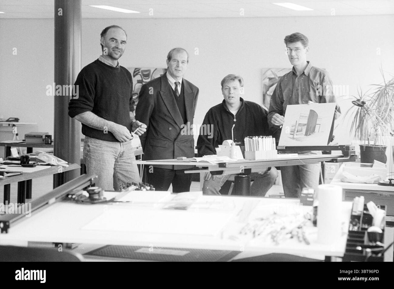 Studio di design H'lem Haarlem Paesi Bassi, Whizgle News, Dutch Desk, Paesi Bassi, 1950 - 2000 il 21-03-1993. Questi sono gli elementi dell'immagine. In un monolocale spazioso e moderno, quattro uomini si uniscono e le loro espressioni vanno dal rilassato al leggermente serio. Gli interni sono luminosi, con molta luce naturale che scorre dalle grandi finestre che illuminano lo spazio. Le pareti sono probabilmente di colore neutro, creando uno sfondo tranquillo per le attività che si svolgono. Gli uomini sono posizionati intorno a un grande tavolo disseminato di vari strumenti artistici come matite colorate, pennarelli e fogli Foto Stock