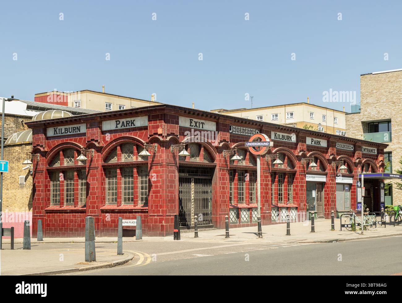 Londra, Regno Unito - 21 luglio 2025 - Una caratteristica architettura britannica Art Nouveau della stazione della metropolitana di Kilburn Park all'interno del London Borough of Brent, The Foto Stock