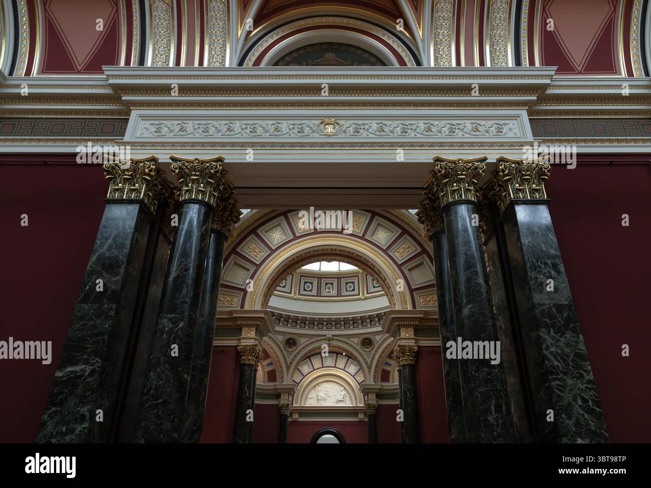 Londra, Regno Unito - 21 luglio 2025 - stile architettonico neoclassico trovato all'interno delle Barry Rooms della National Gallery, caratterizzato da caratteristiche come t Foto Stock