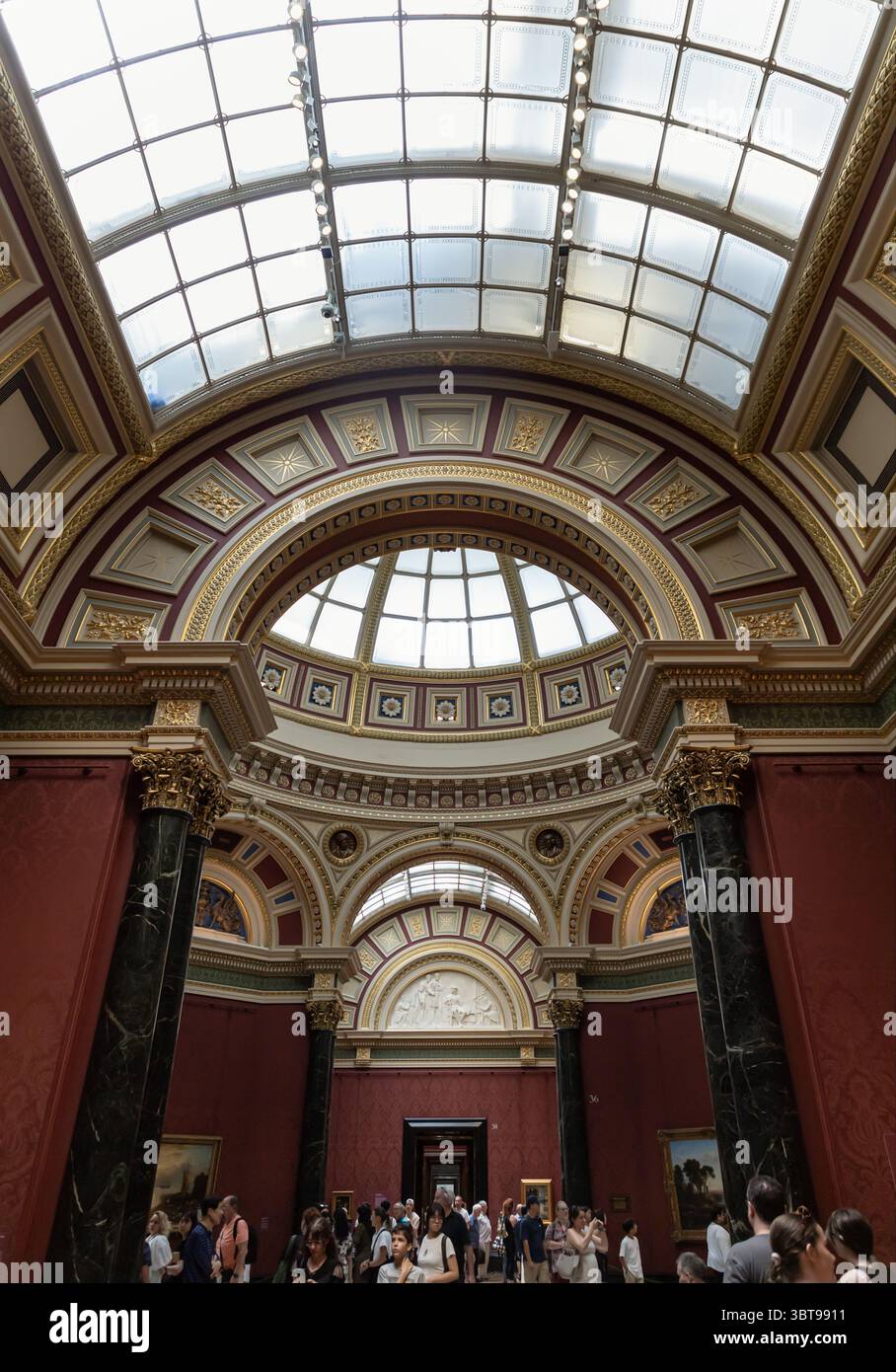 Londra, Regno Unito - 21 luglio 2025 - stile architettonico neoclassico trovato all'interno delle Barry Rooms della National Gallery, caratterizzato da caratteristiche come t Foto Stock