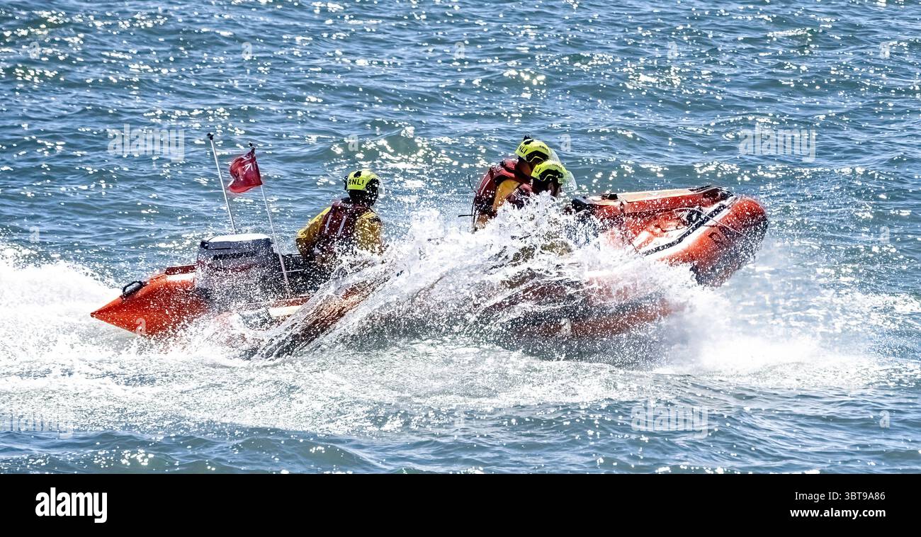 Imbarcazione di salvataggio Eastbourne RNLI D Class "David H" durante un allenamento al largo della costa del Sussex, che mette in mostra le abilità di salvataggio in riva al mare. Foto Stock