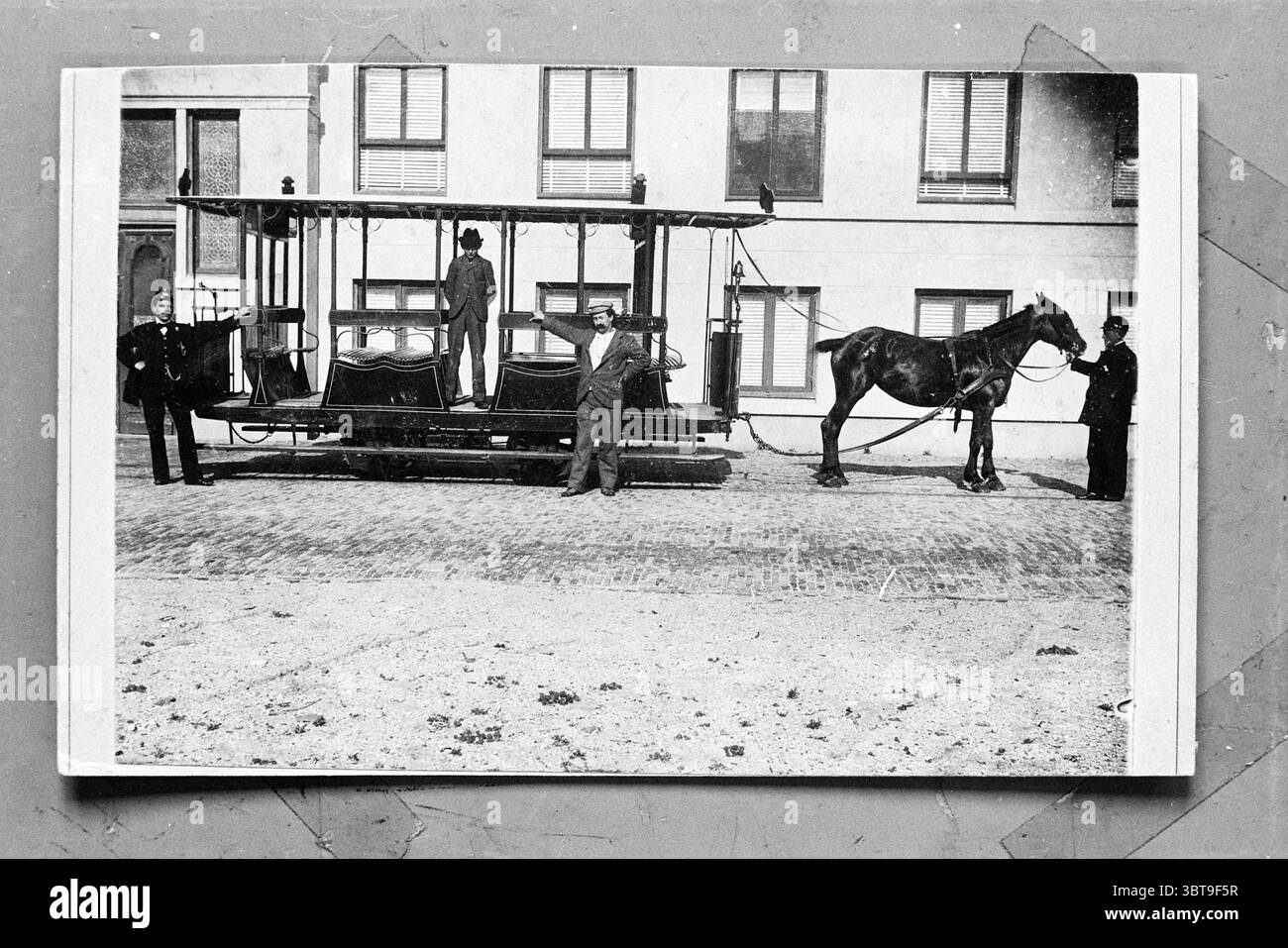 Horse tram, Whizgle News, Dutch Desk, Paesi Bassi, 1950 - 2000 nel 1973. Questi sono gli elementi dell'immagine. La scena mostra un veicolo d'epoca simile a un tram, con un cavallo imbottito sul davanti. Il cavallo si erge tranquillamente accanto alla carrozza, che è stata elaborata con una struttura in legno e diverse panchine, suggerendo che poteva ospitare più passeggeri. Due persone sono impegnate con il cavallo; uno è posizionato davanti, possibilmente preparandosi a guidare o comandare il cavallo, mentre l'altro si appoggia leggermente sul lato della carrozza, presumibilmente mantenendo il loro Foto Stock
