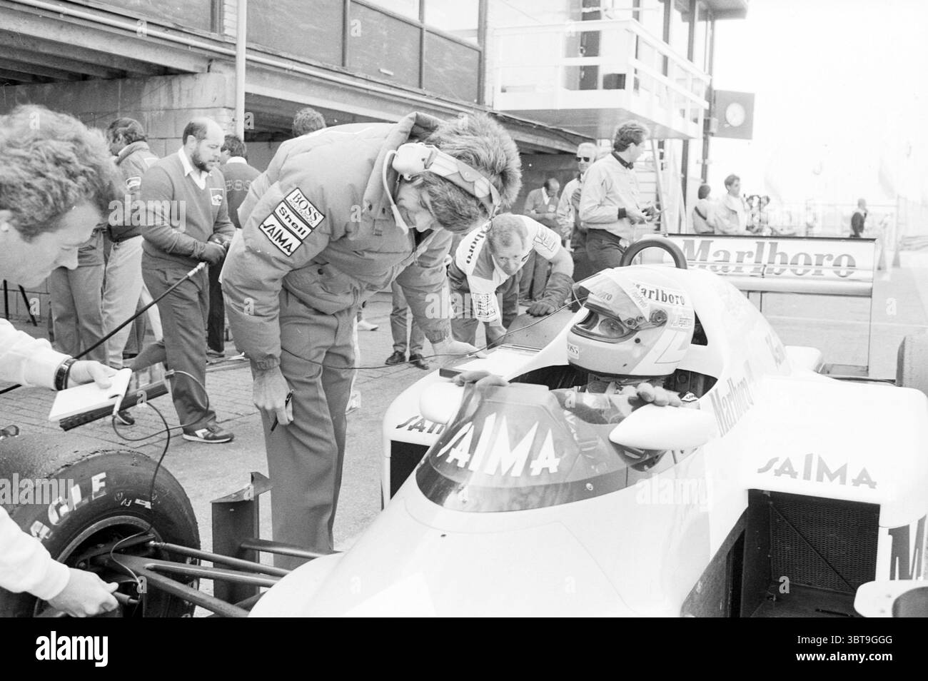 Grand Prix di allenamento sul circuito Zandvoort Burgemeester van Alphenstraat, Whizgle News, Dutch Desk, Paesi Bassi, 1950 - 2000 il 24-08-1985. Questi argomenti vengono visualizzati nell'immagine. La scena è ambientata in un vivace pit Lane, caratterizzato da un forte senso di attività e attesa. In primo piano, diverse persone si concentrano su un'auto da corsa elegante e aerodinamica che presenta una combinazione di colori bianco e nero, con il nome di spicco "SAIMA" visualizzato sul lato. La superficie lucida dell'auto riflette l'ambiente circostante e le luci luminose, che lasciano intendere un'atmosfera vivace. Da vicino Foto Stock