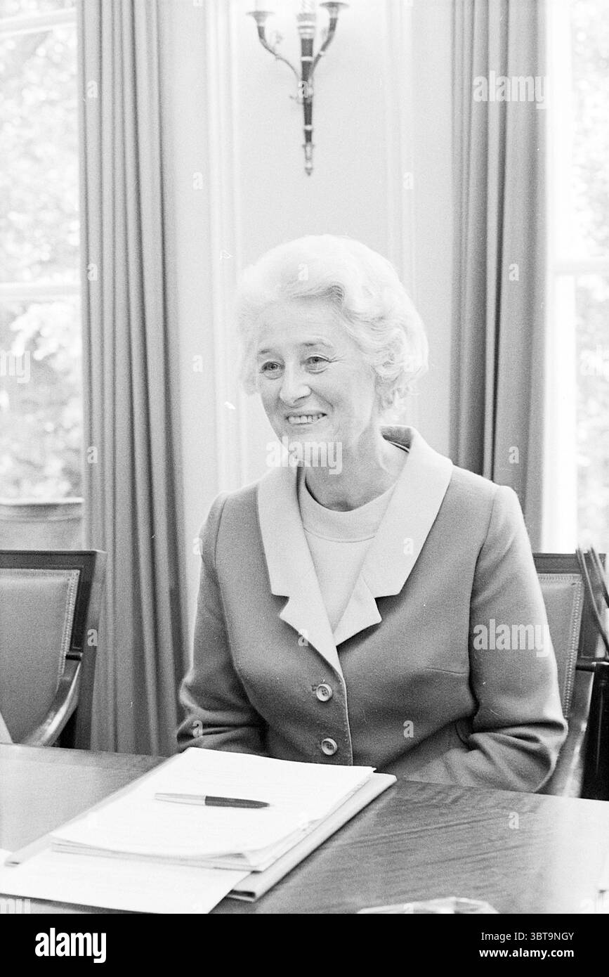 Tutti i membri del consiglio vedono NEG. Consiglio municipale di Haarlemmermeer comune di Bloemendaal, Whizgle News, Dutch Desk, Paesi Bassi, 1950 - 2000 il 01-09-1970. Questi argomenti sono mostrati nell'immagine. In una camera ben illuminata ed elegantemente arredata, una donna siede su un tavolo di legno lucido. Emana un'aria di calore e di avvicinabilità con un sorriso delicato che illumina il suo viso. I suoi capelli sono modellati con onde morbide e arricciate, che mostrano un'eleganza graziosa. Indossa un abito su misura in un'ombra leggera e silenziosa, che si distingue contro il legno pregiato del tavolo e i toni caldi dell'arredamento circostante. Il Foto Stock Tutti i membri del consiglio vedono NEG. Consiglio municipale di Haarlemmermeer comune di Bloemendaal, Whizgle News, Dutch Desk, Paesi Bassi, 1950 - 2000 il 01-09-1970. Questi argomenti sono mostrati nell'immagine. In una camera ben illuminata ed elegantemente arredata, una donna siede su un tavolo di legno lucido. Emana un'aria di calore e di avvicinabilità con un sorriso delicato che illumina il suo viso. I suoi capelli sono modellati con onde morbide e arricciate, che mostrano un'eleganza graziosa. Indossa un abito su misura in un'ombra leggera e silenziosa, che si distingue contro il legno pregiato del tavolo e i toni caldi dell'arredamento circostante. Il Foto Stock