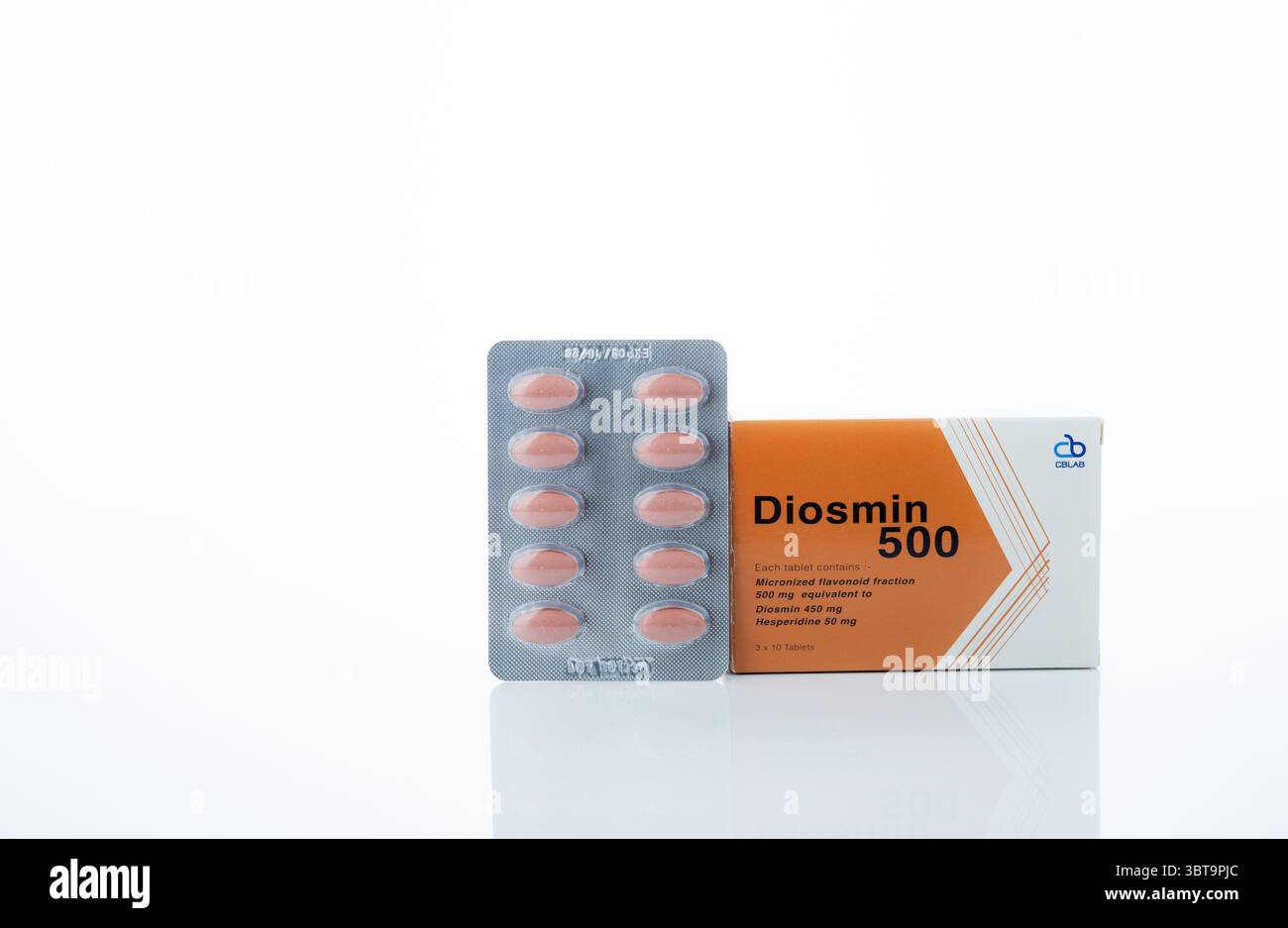 CHONBURI, THAILAND-OCETOBER 8, 2023: Compressa di diosmina in blister e confezione in scatola. Trattamento farmaceutico per emorroidi e circolazione venosa Foto Stock