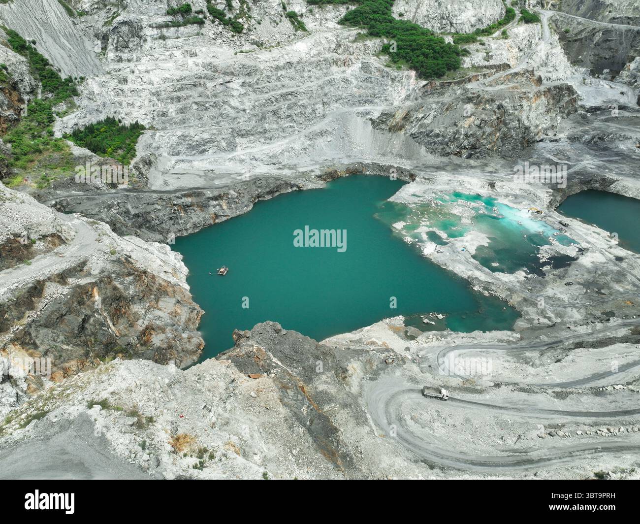 Industria delle miniere a cielo aperto. Cava di calcare con camion. Macchinari pesanti nell'industria mineraria e nella fornitura di materiali da costruzione. Panorama delle risorse Foto Stock