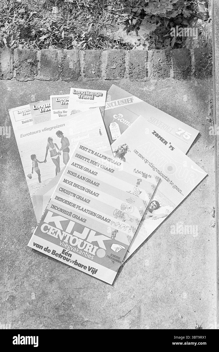 Opuscoli di viaggio di vari tipi. Agenzie di viaggio viaggi, Whizgle News, Dutch Desk, Paesi Bassi, 1950 - 2000 il 21-04-1975. L'immagine include questi argomenti. La scena presenta una collezione di materiali promozionali disposti su una superficie di terra. Gli oggetti sono disposti in modo leggermente sovrapposto, mostrando vari design e colori vivaci che contrastano con il tono più tenue della superficie sottostante. Diversi fogli mostrano in modo preminente titoli in grassetto con caratteri accattivanti, circondati da grafica colorata che probabilmente ritraggono scene di vacanza, immagini di viaggio o attività ricreative Foto Stock