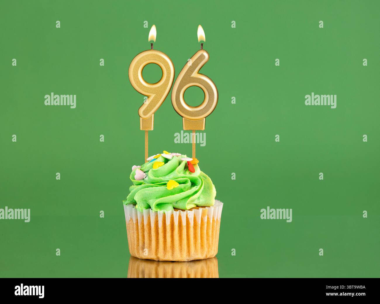 Biglietto di compleanno con candela e cupcake - numero 96 su sfondo verde Foto Stock