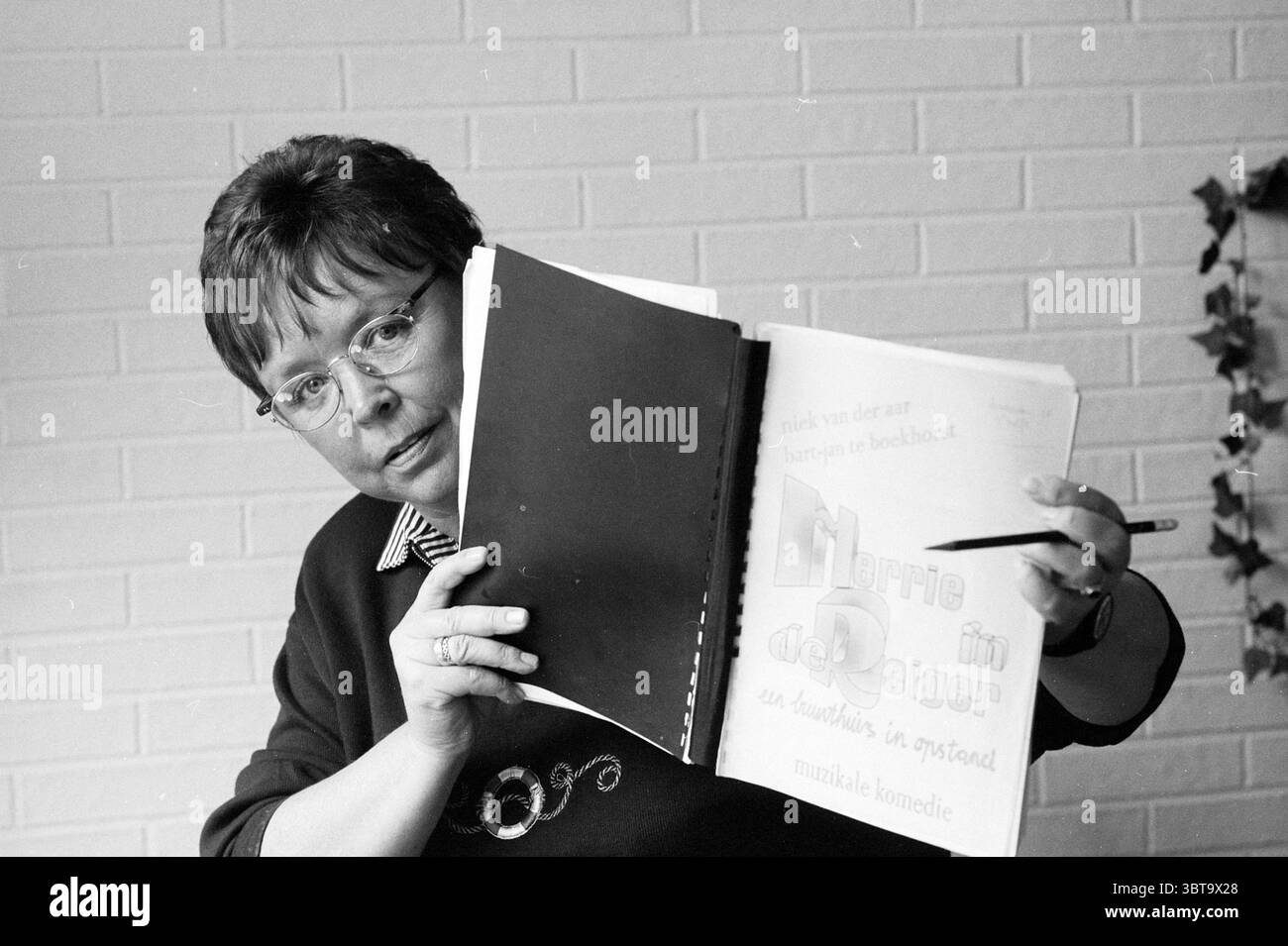 Lenie Ketting direttore della commedia musicale "Noise in De Reiger a community center in revolt" di Niek van der AAR e Bart-Jan te Boekhorst., Whizgle News, Dutch Desk, Paesi Bassi, 1950 - 2000 il 24-04-1997. Questi argomenti vengono visualizzati nell'immagine. Una donna sorge in un ambiente interno ben illuminato, caratterizzato da uno sfondo pulito e semplice di mattoni di colore chiaro, che aggiunge un'atmosfera luminosa e invitante. Ha capelli scuri e corti e indossa occhiali, fornendo un aspetto intellettuale e accessibile. Il suo abbigliamento è casual e presenta un maglione scuro impreziosito da un design discreto. Nella sua r Foto Stock