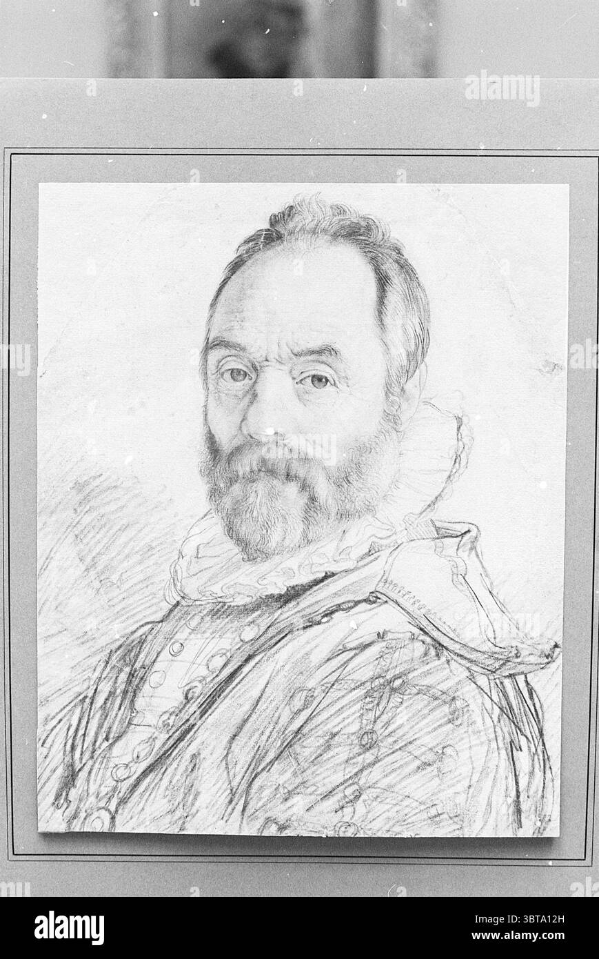 Disegno ritratto del XVI secolo Teylers Museum disegni disegni, Whizgle News, Dutch Desk, Paesi Bassi, 1950 - 2000 il 25-04-1977. L'immagine contiene questi argomenti. La scena presenta un ritratto dettagliato di un uomo, raffigurato con un'ombreggiatura esperta che trasmette un senso di realismo e profondità. Il soggetto, un signore anziano, ha una barba prominente e caratteristiche facciali distinte che suggeriscono saggezza ed esperienza. La sua espressione è seria, eppure c'è un pizzico di calore nel suo sguardo. Il suo abbigliamento è elaborato e presenta un capo dal collo alto riccamente decorato con motivi e texture che aggiungono un tocco di eleganza Foto Stock
