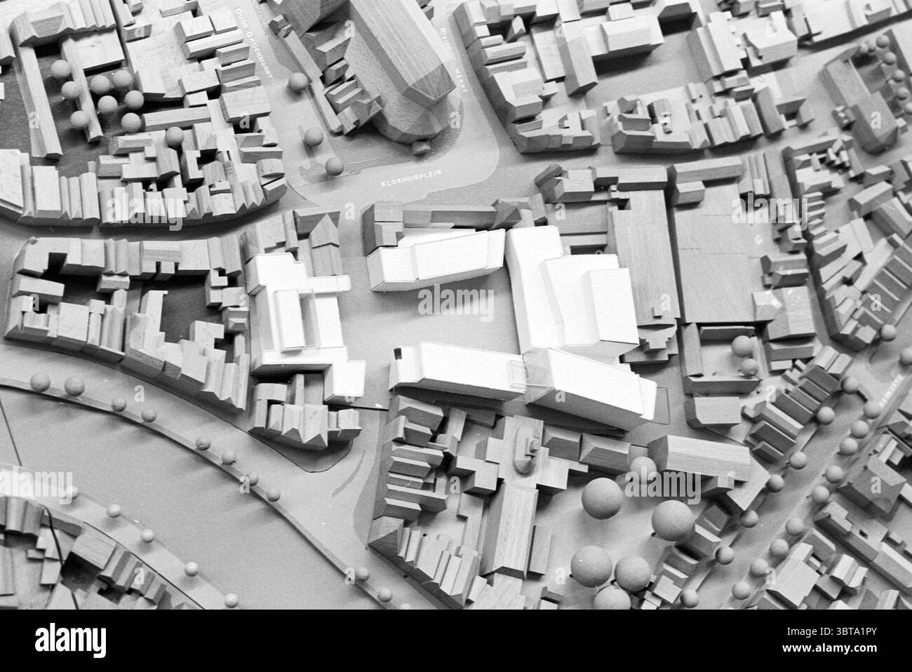 Modello di nuova costruzione nel sito di Enschede a Haarlem Center Haarlem Paesi Bassi, Whizgle News, Dutch Desk, Paesi Bassi, 1950 - 2000 il 02-05-1993. L'immagine mostra questi argomenti. La scena presenta un modello dettagliato di un paesaggio urbano, che mostra una varietà di strutture meticolosamente realizzate in legno. Gli edifici variano in altezza e forma, con alcuni che appaiono alti e slanciati, mentre altri sono più ampi e squassati, creando un intrigante skyline. La tavolozza generale e' un delicato e naturale tono di beige e marrone chiaro, che dona all'area un'atmosfera calda e invitante. Posizionato strategicamente Foto Stock
