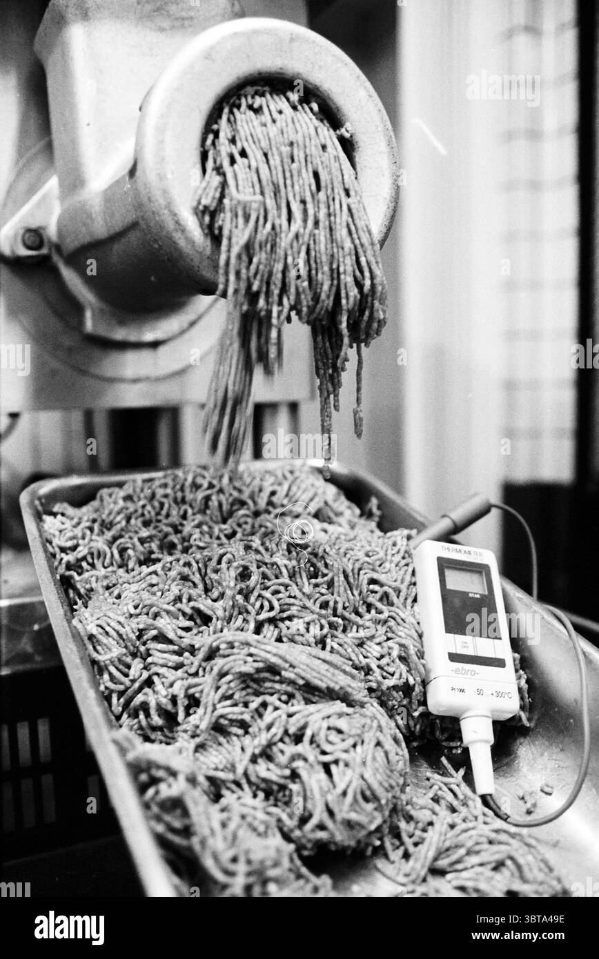 Cees Bloedjes macellaio Cronjé Haarlem Haarlem Generaal Cronjéstraat Paesi Bassi, Whizgle News, Dutch Desk, Paesi Bassi, 1950 - 2000 il 24-07-1997. Questi sono gli argomenti nell'immagine. La scena presenta una vista ravvicinata di una macchina per la preparazione della pasta. Color argento e metallizzato, la macchina è ben presente, con fili di spaghetti cotti che scendono giù dal suo punto di uscita. Gli spaghetti appaiono leggermente aggrovigliati, con alcuni fili che si uniscono, mentre altri si aggrappano liberamente, creando un look strutturato e dinamico. La macchina ha un aspetto industriale che suggerisce funzionalità e design robusto Foto Stock