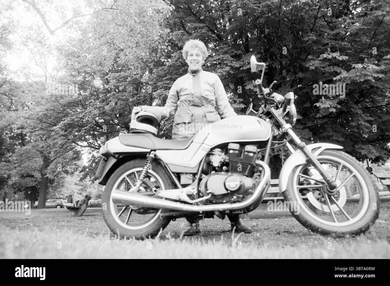 Clara moto ragazza motocicli gara motociclistica, Whizgle News, Dutch Desk, Paesi Bassi, 1950 - 2000 il 21-06-1987. Questi argomenti vengono visualizzati nell'immagine. La scena cattura un individuo in piedi accanto a una motocicletta, trasudando un senso di sicurezza e avventura. La persona ha capelli corti e di colore chiaro ed è vestita con una giacca di pelle, che suggerisce un tema ruvido. Il loro sorriso trasmette una sensazione di gioia e orgoglio, suggerendo un legame con la moto. La motocicletta è un modello classico con linee eleganti e un motore di spicco, verniciato in una tonalità tenue che completa la a complessiva Foto Stock