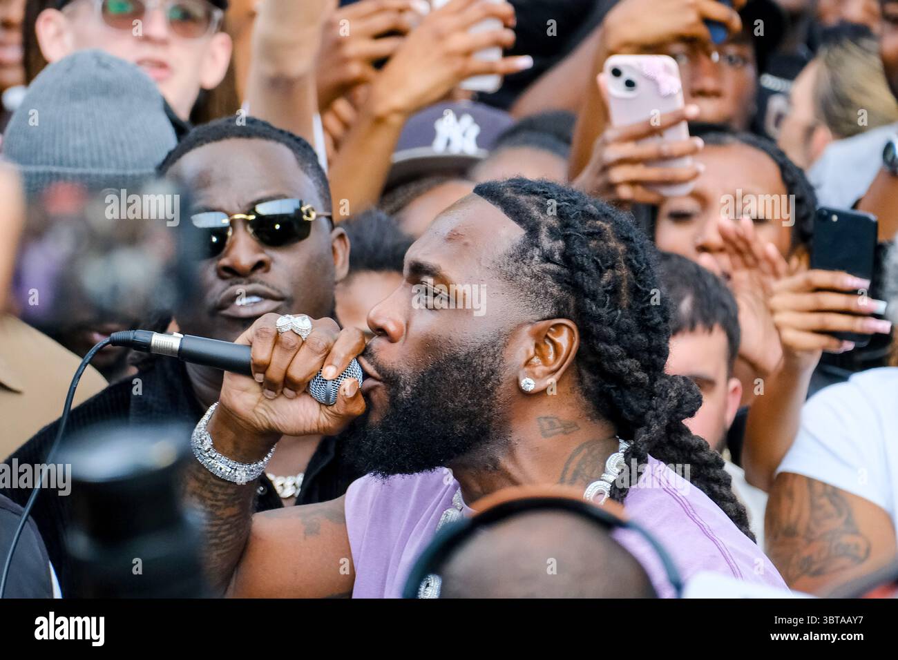 Londra, Regno Unito. 14 luglio 2025. La cantautrice nigeriana Burna Boy si esibisce a centinaia di fan fuori dalla stazione di Kings Cross di Londra, come parte dei regolari eventi open format di DJ AG. Credito: Fotografia dell'undicesima ora/Alamy Live News Foto Stock