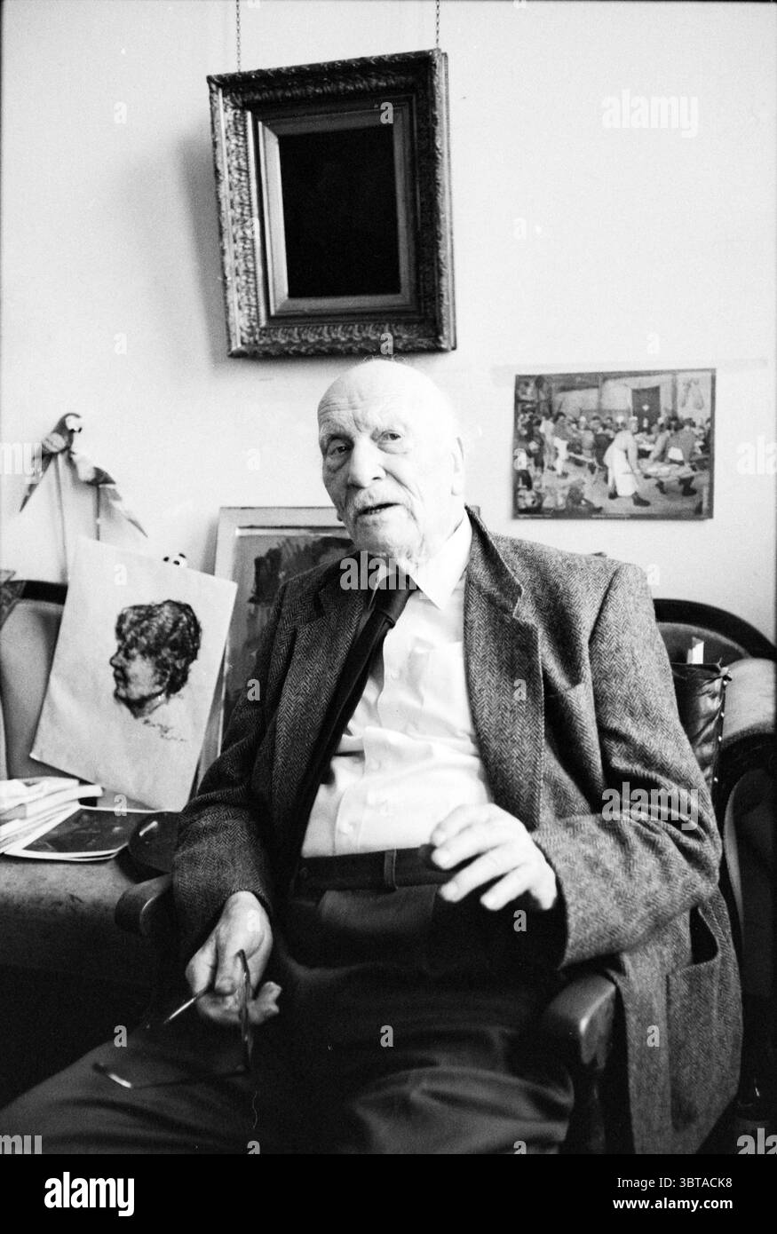 Pittore Kees Verwey 90 anni ritratto in casa Haarlem Paesi Bassi, Whizgle News, Dutch Desk, Paesi Bassi, 1950 - 2000 il 21-11-1990. Questi sono gli elementi dell'immagine. La scena raffigura un uomo anziano seduto comodamente su una poltrona ben usata, trasuda un senso di saggezza e calma. Il suo abbigliamento consiste in una tuta formale completata da una cravatta, che aggiunge un tocco di eleganza al suo comportamento. L'uomo ha un'espressione premurosa, che suggerisce una profondità di carattere ed esperienza. Tiene un paio di occhiali in una mano, il che potrebbe implicare che abbia letto o contemplato qualcosa Foto Stock