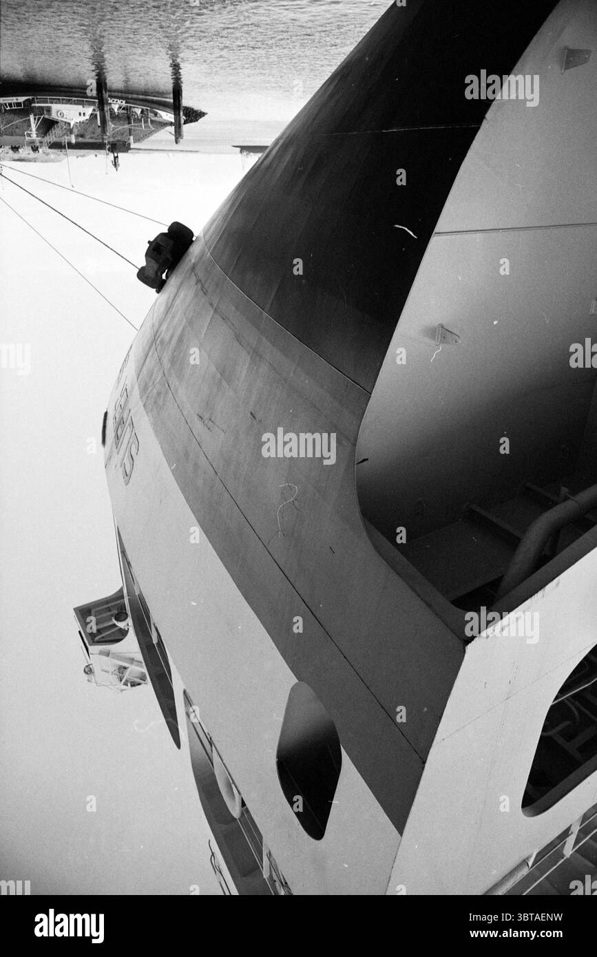Nave "Super Servant 5" porto di IJmuiden IJmuiden Paesi Bassi, Whizgle News, Dutch Desk, Paesi Bassi, 1950 - 2000 il 04-12-1990. Questi sono gli argomenti nell'immagine. La scena cattura la silhouette audace di un grande vaso inclinato con un angolo non convenzionale, dominando la composizione. La sua superficie è un mix di tonalità scure e ruvide e macchie bianche, che enfatizzano le grandi curve e le linee eleganti della struttura della nave. Il design della nave appare moderno, con finestre che punteggiano lo scafo, riflettendo un senso di utilità e scopo. Sullo sfondo, un calmo corpo d'acqua rispecchia Foto Stock