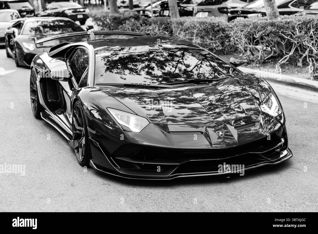 Miami Beach, Florida USA - 8 giugno 2024: 2021 lamborghini Aventador SVJ Roadster a miami Beach. Lamborghini è una casa automobilistica italiana di lusso. Piccoletto Foto Stock