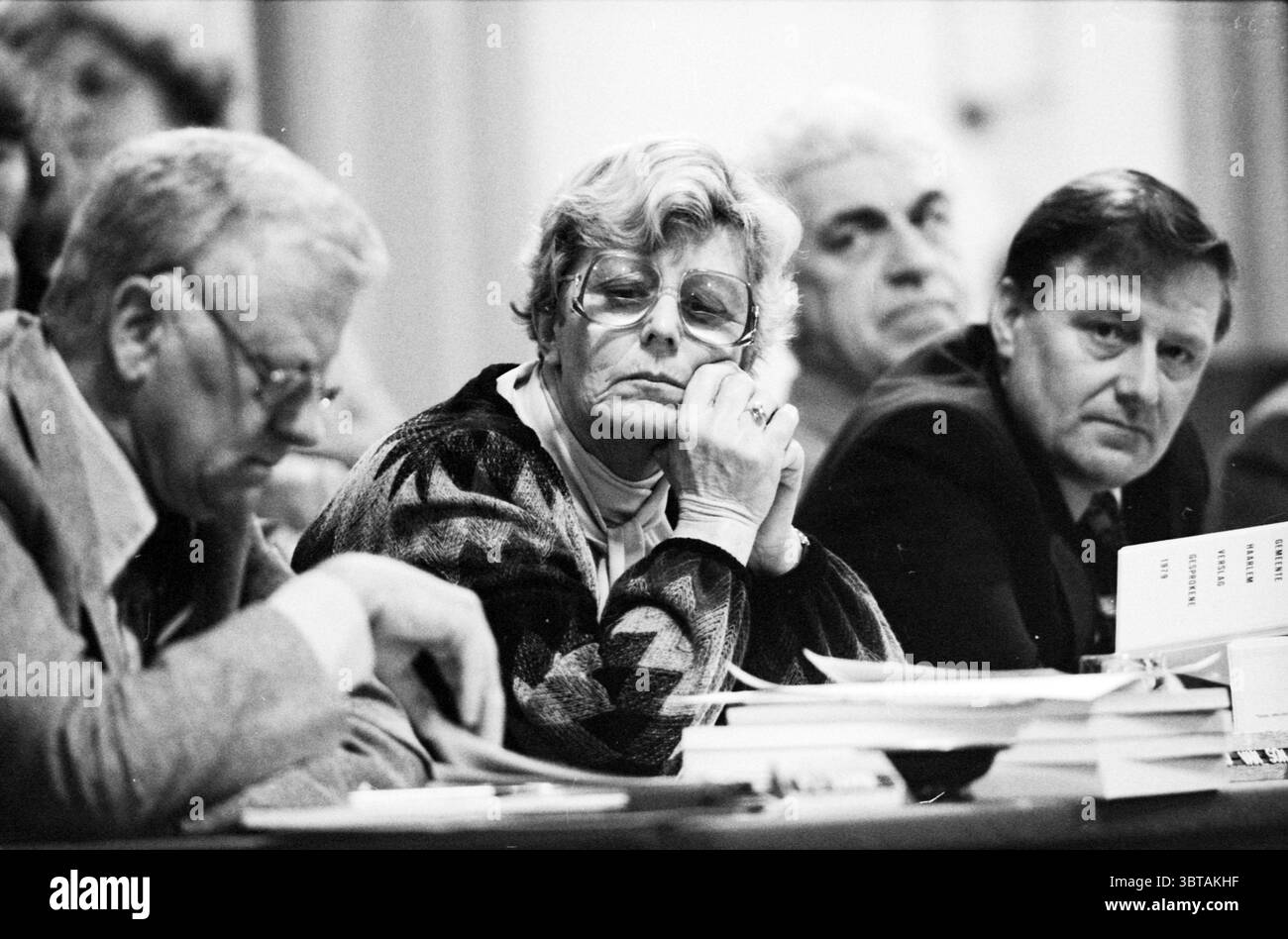 Budget Haarlem Haarlem Municipal Council Haarlem Paesi Bassi, Whizgle News, Dutch Desk, Paesi Bassi, 1950 - 2000 il 02-11-1981. Questi argomenti sono mostrati nell'immagine. La scena è ambientata in un interno formale, probabilmente in un'aula di tribunale o in un ambiente simile. Un gruppo di quattro persone è seduto a un lungo tavolo, circondato da pile di documenti e documenti che creano un senso di serietà e deliberazione. Il primo piano presenta un uomo di mezza età con occhiali e capelli di colore chiaro, profondamente concentrato sui materiali davanti a lui. Il suo comportamento suggerisce la concentrazione, forse riflettendo la pesatura Foto Stock Budget Haarlem Haarlem Municipal Council Haarlem Paesi Bassi, Whizgle News, Dutch Desk, Paesi Bassi, 1950 - 2000 il 02-11-1981. Questi argomenti sono mostrati nell'immagine. La scena è ambientata in un interno formale, probabilmente in un'aula di tribunale o in un ambiente simile. Un gruppo di quattro persone è seduto a un lungo tavolo, circondato da pile di documenti e documenti che creano un senso di serietà e deliberazione. Il primo piano presenta un uomo di mezza età con occhiali e capelli di colore chiaro, profondamente concentrato sui materiali davanti a lui. Il suo comportamento suggerisce la concentrazione, forse riflettendo la pesatura Foto Stock