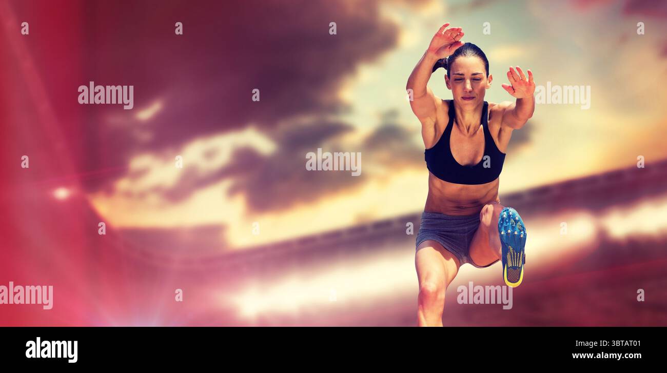 Tutta la lunghezza di un'atleta che salta contro il cielo Foto Stock