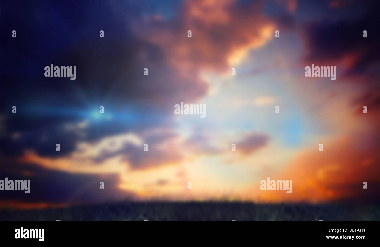 Il cielo del tramonto mostra nuvole multicolore su prati erbosi illuminati in un design piatto con raggi del sole Foto Stock
