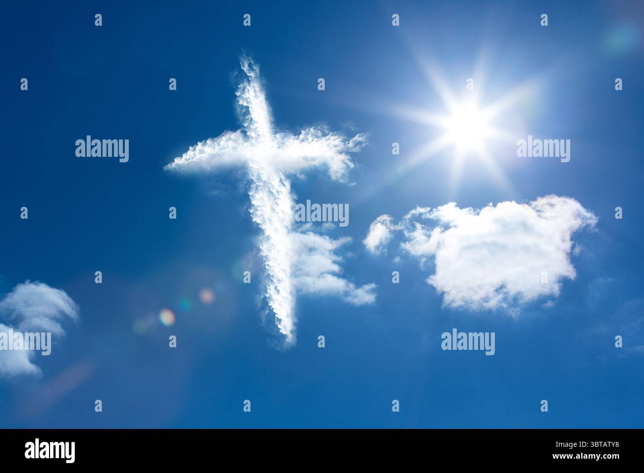 Vettore piatto che mostra la nuvola a forma di croce che si sposta sotto il sole irradiando un bagliore della lente, una nuvola soffice sotto Foto Stock