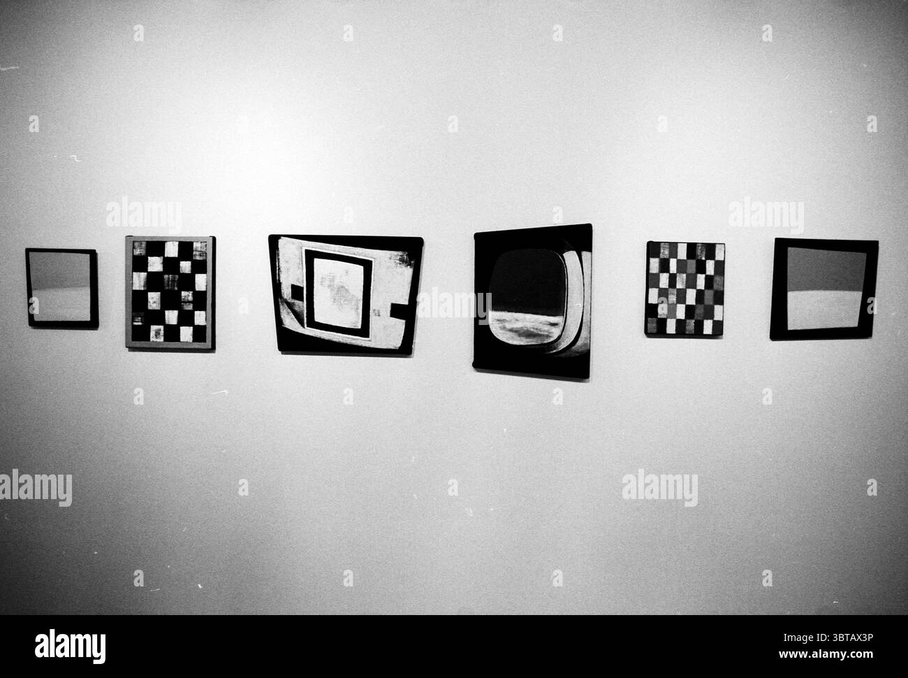 Jack Verweij nella galleria Rumpff Haarlem Spaarnwouderstraat Paesi Bassi, Whizgle News, Dutch Desk, Paesi Bassi, 1950 - 2000 il 19-01-1997. L'immagine include questi argomenti. La scena presenta una parete minimalista della galleria d'arte, con una serie di opere d'arte incorniciate disposte in modo lineare. Ogni pezzo varia nel design e nella tavolozza dei colori, creando un dialogo visivo tra di loro. La prima opera d'arte a sinistra presenta un motivo a scacchi in bianco e nero, con un contrasto audace che attira l'attenzione immediata. Passando al pezzo successivo, la composizione diventa più astratta, con forme geometriche AN Foto Stock