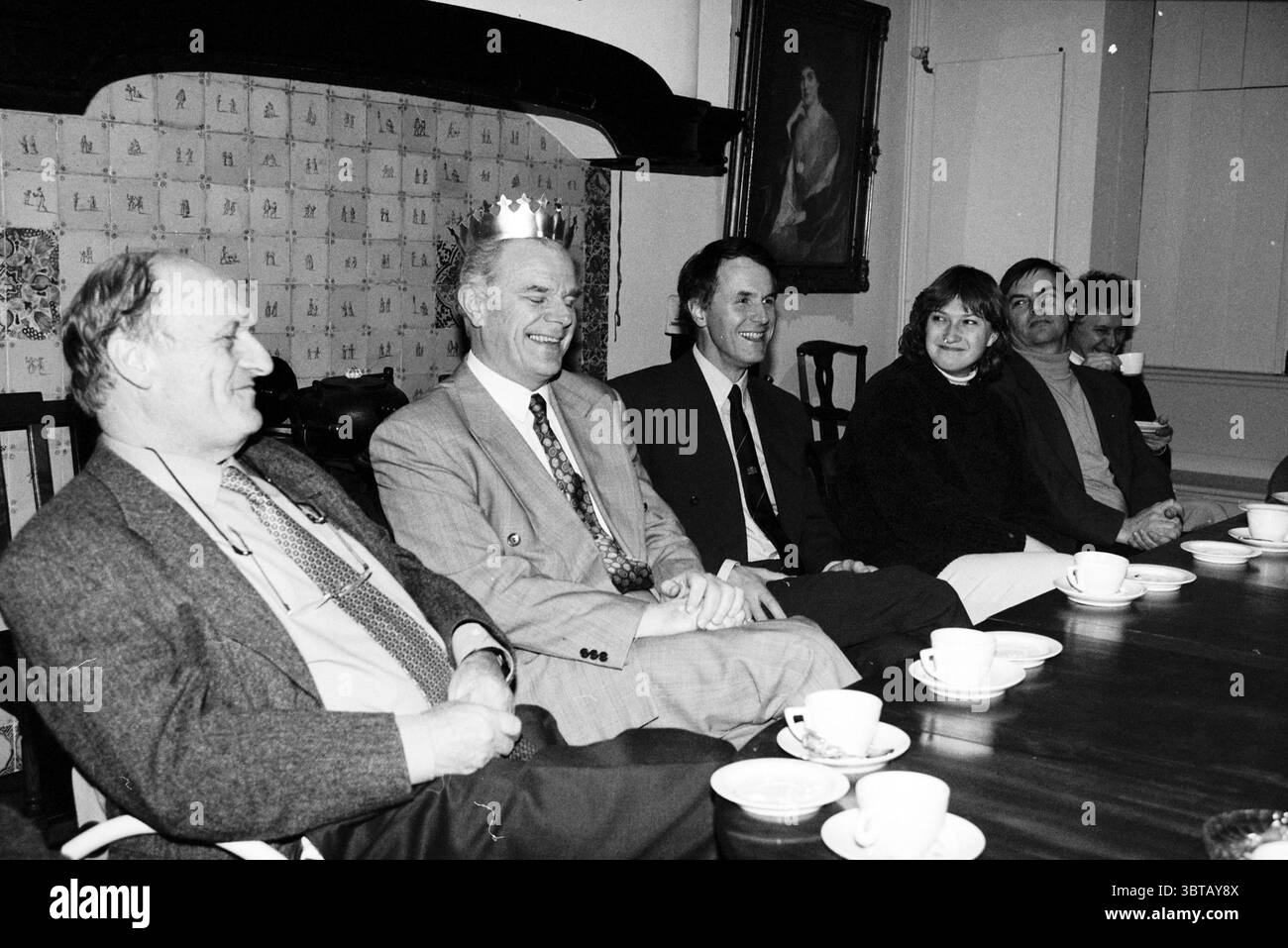 Incoronazione a Ver Haarlem 6/1 Haarlem Paesi Bassi, Whizgle News, Dutch Desk, Paesi Bassi, 1950 - 2000 il 06-01-1997. Questi sono gli elementi dell'immagine. Un gruppo di sei persone è seduto intorno a un lungo tavolo di legno, decorato con diverse coppe bianche, che suggeriscono una riunione o una riunione. L'ambiente sembra essere una camera accogliente dai toni caldi, evidenziata da una carta da parati classica che presenta motivi dettagliati, evocando un'atmosfera vintage. Gli individui mostrano una gamma di espressioni e posture, contribuendo all'atmosfera generale di cameratismo e conversazione rilassata. Da un lato Foto Stock