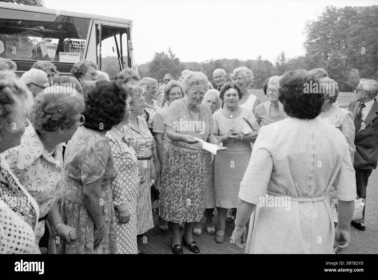 Sfilata degli anziani Soestdijk Princess Juliana Parade ricevimenti reali e visite reali Baarn Amsterdamsestraatweg, Whizgle News, Dutch Desk, Paesi Bassi, 1950 - 2000 02-06-1981. Questi sono gli elementi dell'immagine. La scena è animata da un grande gruppo di anziani, principalmente donne, riuniti in un'assemblea armoniosa. Appaiono animati e impegnati, alcuni sorridono ampiamente, mentre altri mostrano espressioni ponderate. L'abbigliamento del gruppo è vario, caratterizzato da una tavolozza di colori pastello e motivi floreali, che aggiungono un tocco vivace ma delicato all'atmosfera visiva. Poll Foto Stock
