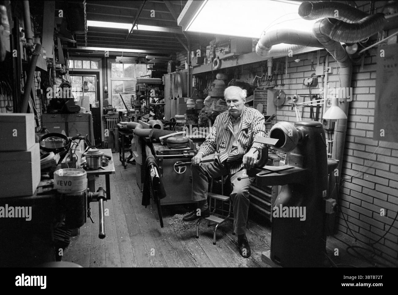 Café "El en Ben" con cartello per la Coppa del mondo 94 Live Krocht corner Zoetestraat Haarlem Krocht Paesi Bassi, Whizgle News, Dutch Desk, Paesi Bassi, 1950 - 2000 al 29-09-1994. Questi argomenti sono mostrati nell'immagine. La scena è ambientata in un'officina disordinata piena di vari strumenti e attrezzature, che riflette un senso di artigianalità e creatività. L'atmosfera e' calda ed invitante, illuminata da una soffusa illuminazione sopraelevata che crea ombre delicate, accentuando le texture del legno e del metallo. Nel centro si trova un uomo anziano con un'espressione contemplativa. È vestito a righe Foto Stock Café "El en Ben" con cartello per la Coppa del mondo 94 Live Krocht corner Zoetestraat Haarlem Krocht Paesi Bassi, Whizgle News, Dutch Desk, Paesi Bassi, 1950 - 2000 al 29-09-1994. Questi argomenti sono mostrati nell'immagine. La scena è ambientata in un'officina disordinata piena di vari strumenti e attrezzature, che riflette un senso di artigianalità e creatività. L'atmosfera e' calda ed invitante, illuminata da una soffusa illuminazione sopraelevata che crea ombre delicate, accentuando le texture del legno e del metallo. Nel centro si trova un uomo anziano con un'espressione contemplativa. È vestito a righe Foto Stock