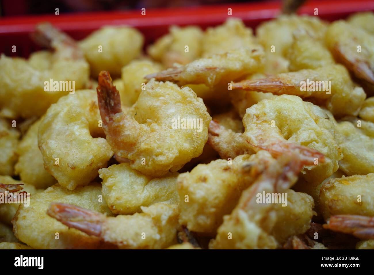 Primi piani di gamberi fritti dorati, specialità di pesce croccante Foto Stock