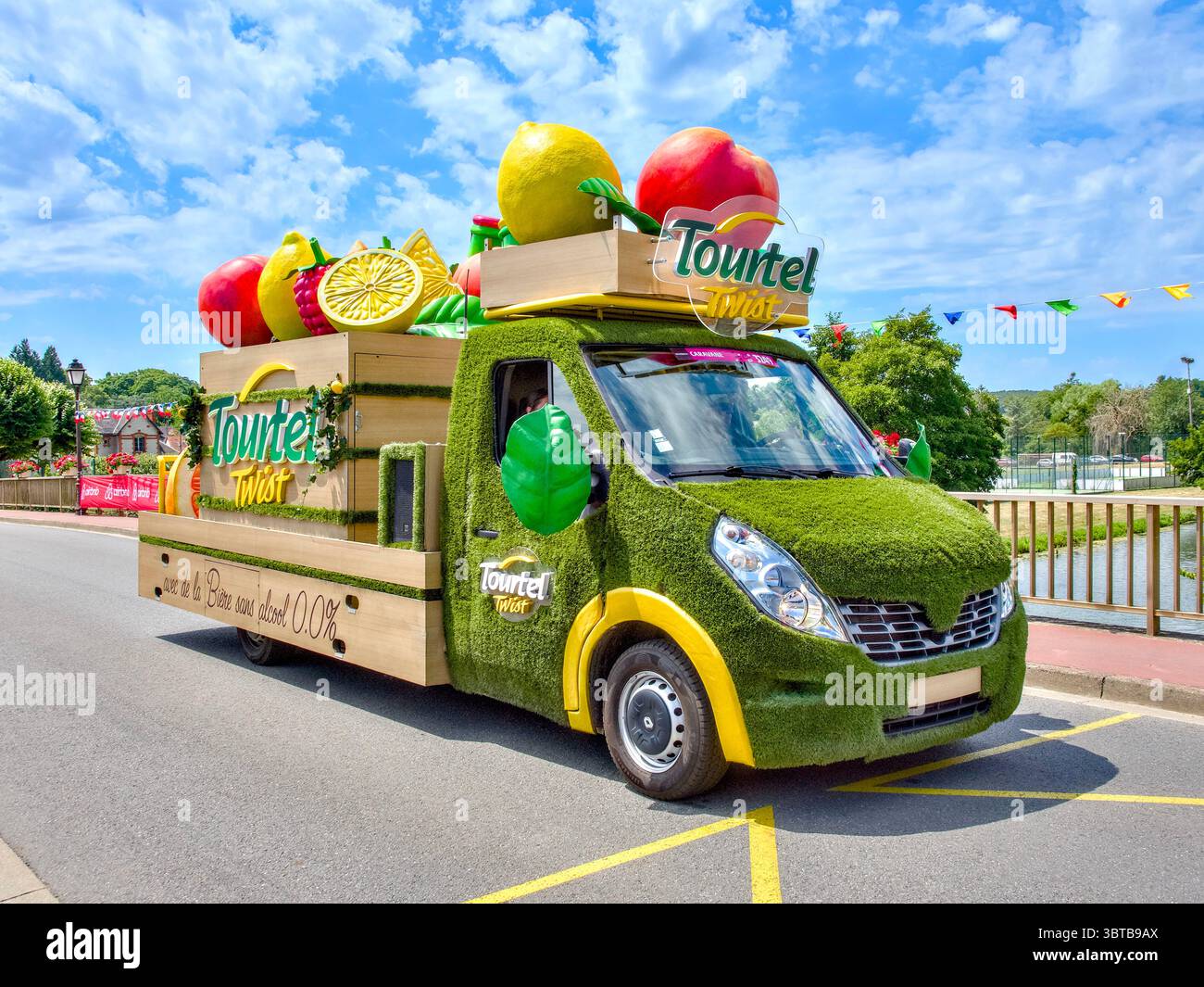 Veicolo pubblicitario 'Tourtel' per bevande analcoliche, parte di la Caravane dell'evento Tour de France 2025, tappa 9 da Chinon a Chateauroux Foto Stock