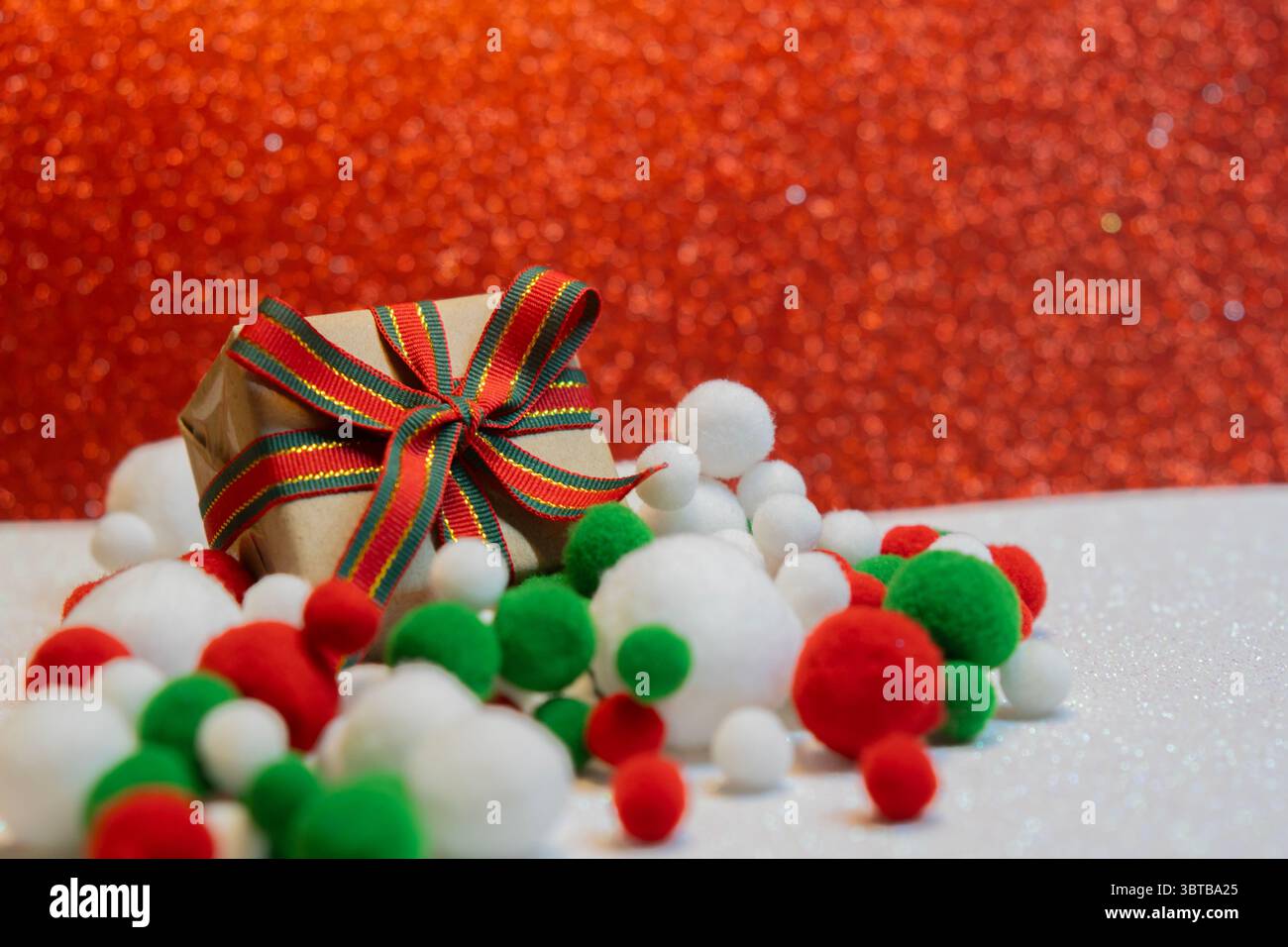 Buon Natale e buone feste Una madre, un padre e la loro figlia preparano regali di Natale. Vista laterale. Tradizioni di famiglia natalizie. Foto Stock