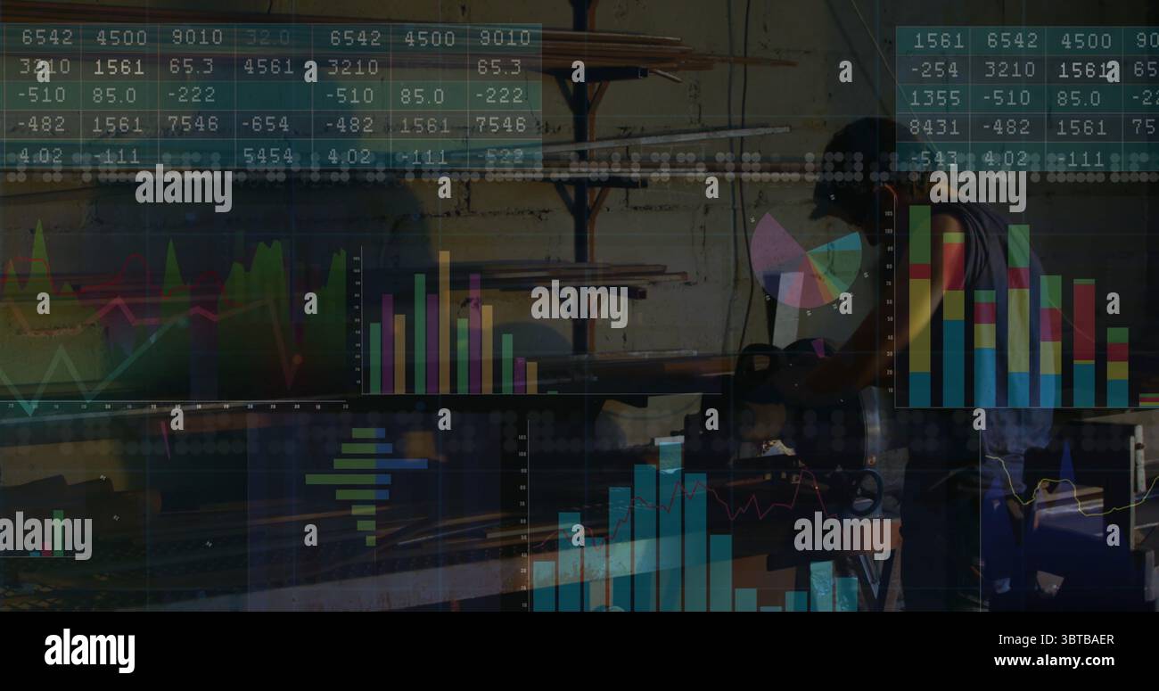 Saldatore operante in grembiule, tubo di molatura su banco in officina di metallo, con grafici dei dati e spazio di copia Foto Stock