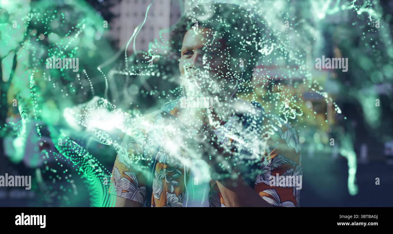 Appassionato di tecnologia che interagisce indossando una camicia floreale nella piazza della città, con particelle di ologramma AR verdi Foto Stock