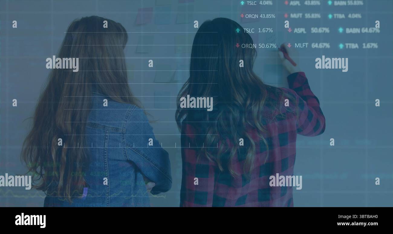 Collaborare con i colleghi in denim e disegni a quadri sulla parete dell'ufficio, con appunti adesivi e sovrapposizione dati Foto Stock
