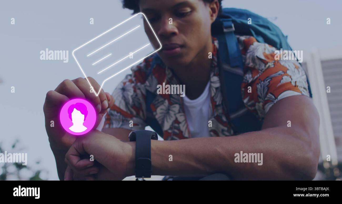 Uomo accovacciato che indossa una camicia floreale e uno zaino blu con un ologramma dello smartwatch in City plaza Foto Stock