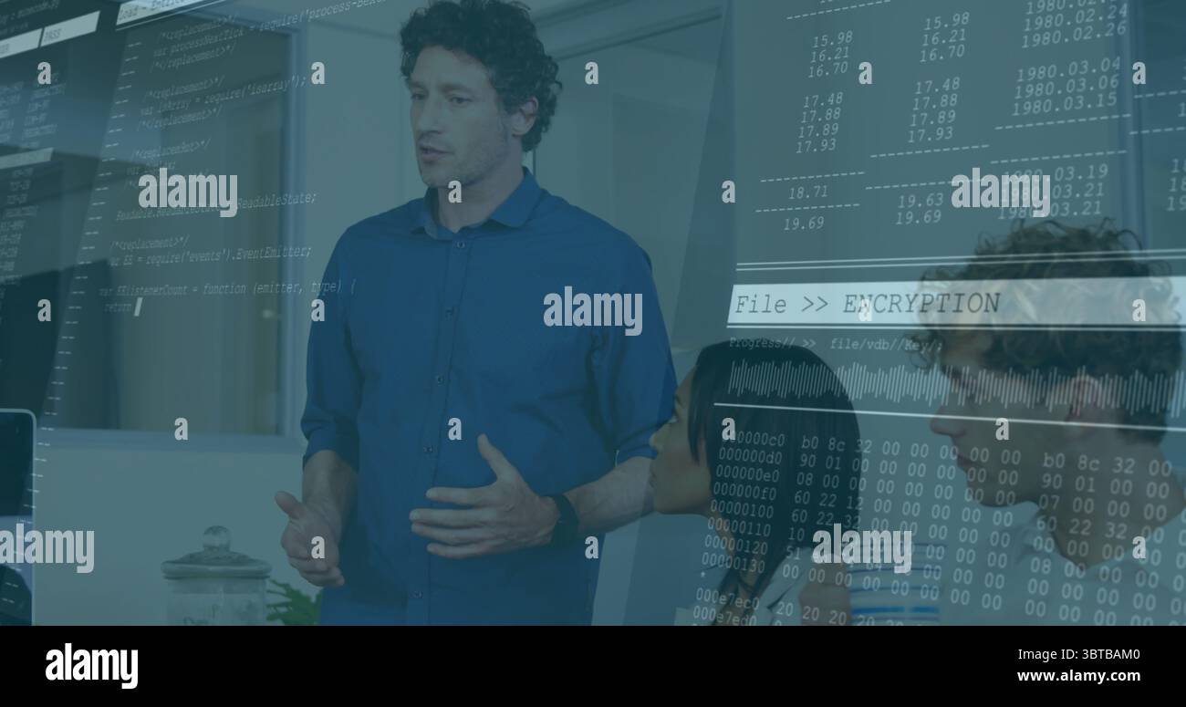 Presentatore con camicia blu che parla nella moderna sala conferenze, con sovrapposizioni di codice Foto Stock