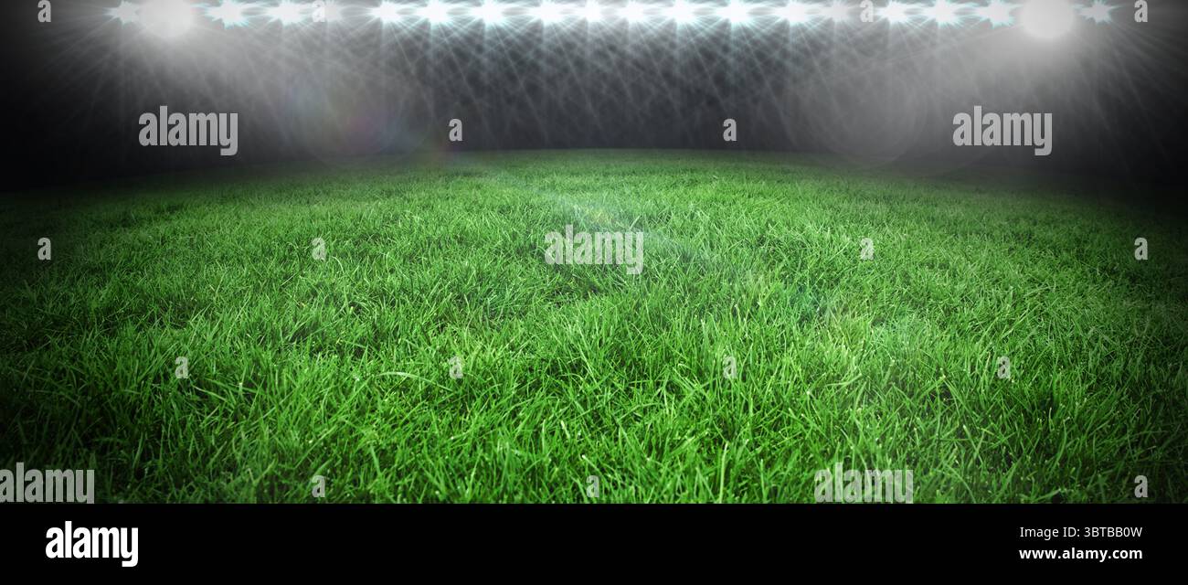 Design piatto che mostra erba verde che si illumina sotto una fila di proiettori nello stadio notturno all'aperto Foto Stock