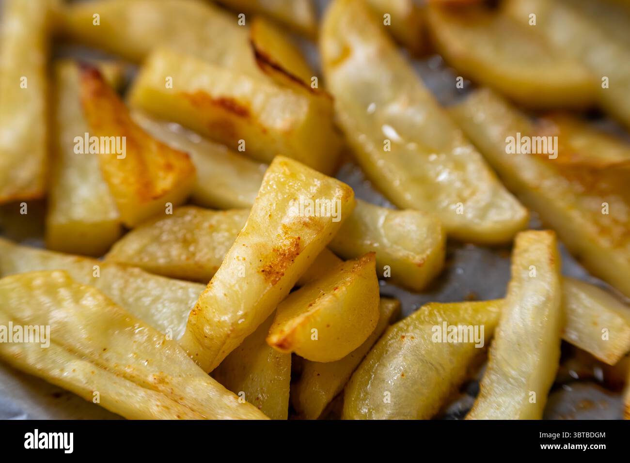 Patate dorate fatte in casa cotte in forno, primo piano Foto Stock