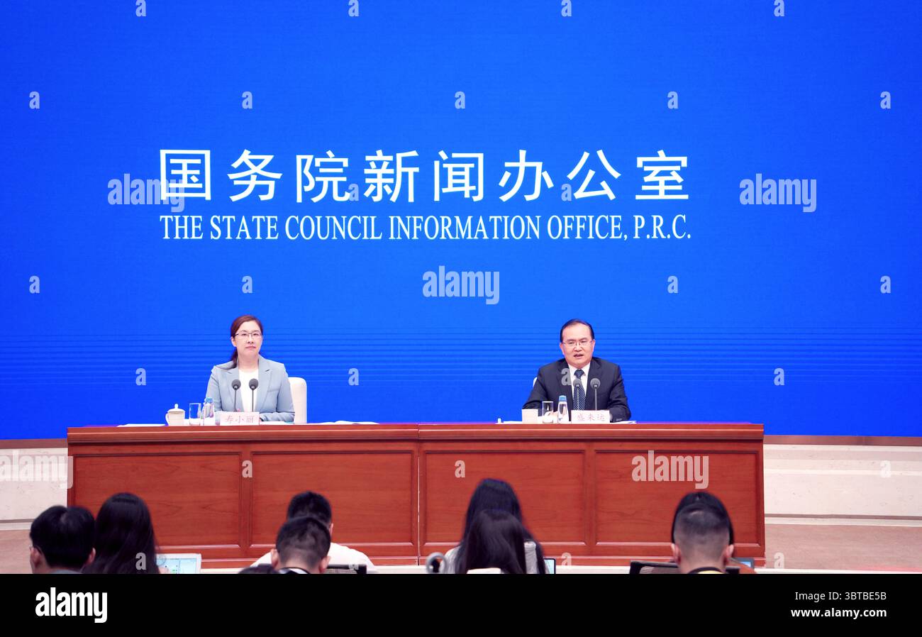 (250715) -- PECHINO, 15 luglio 2025 (Xinhua) -- l'Ufficio informazioni del Consiglio di Stato (SCIO) tiene una conferenza stampa sui risultati economici della Cina nel primo semestre del 2025 a Pechino, capitale della Cina, il 15 luglio 2025. (Xinhua/Pan Xu) Foto Stock
