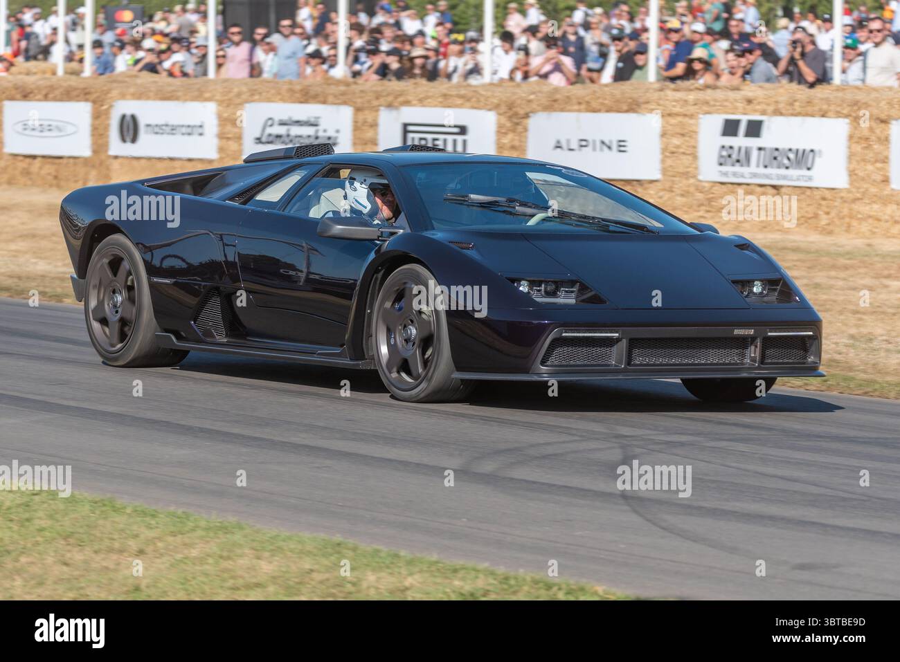 Eccentrica V12, auto sportiva che sale sulla pista per arrampicate in collina all'evento Motorsport e Motoring Goodwood Festival of Speed 2025. Lamborghini Diablo mod Foto Stock